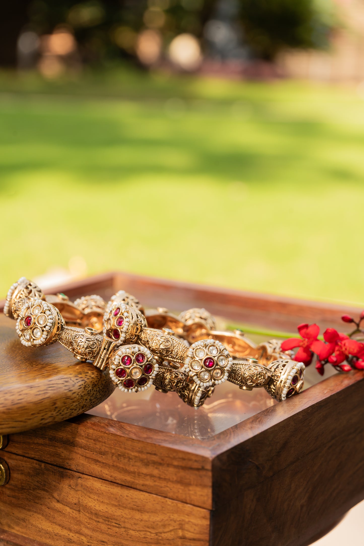 WHITE AND RED JADTAR FLOWER WITH MOTI KADA