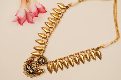 JADAU ON SILVER GREEN PENDANT, STRUNG IN MULTILEAF NECKLACE