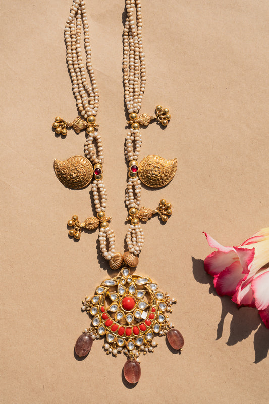 JADAU ON SILVER CORAL PENDANT, STRUNG IN PEARL MALA WITH MANGO MOTIF