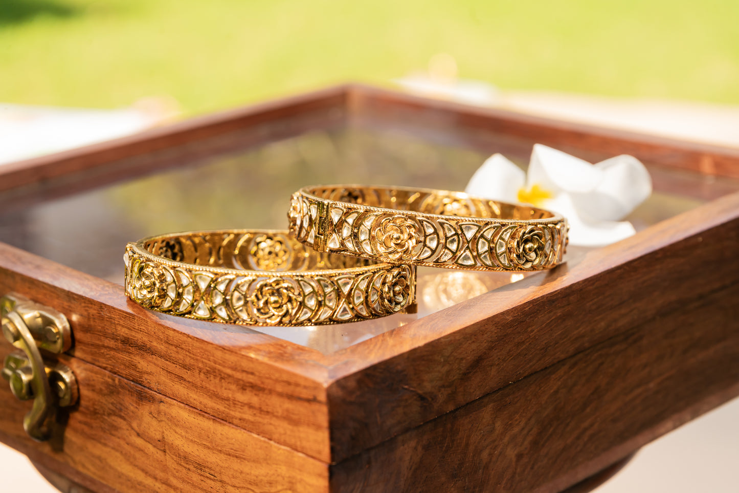 WHITE CHAAND JADTAR AND GOLD FLOWER