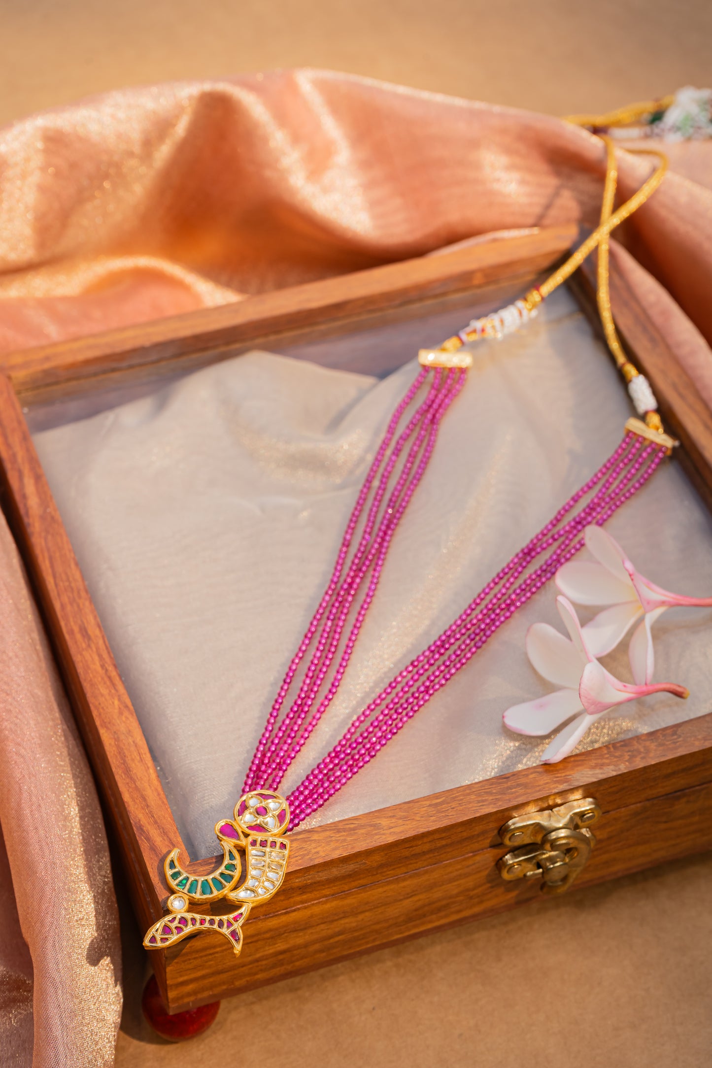 JADAU ON SILVER MEEN CHAAND DHAAR PENDANT STRUND IN MAGENTA MALA