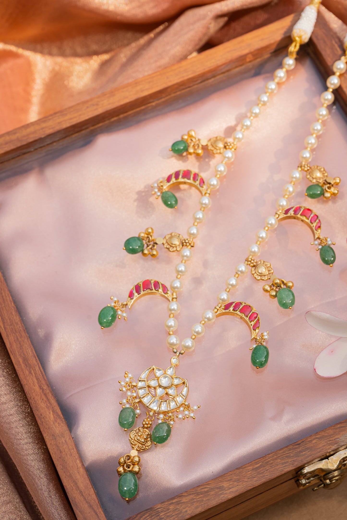 JADAU ON SILVER CHAAND PENDANT STRUNG IN MOTI MAALA WITH MULTI-RED CHAANDS