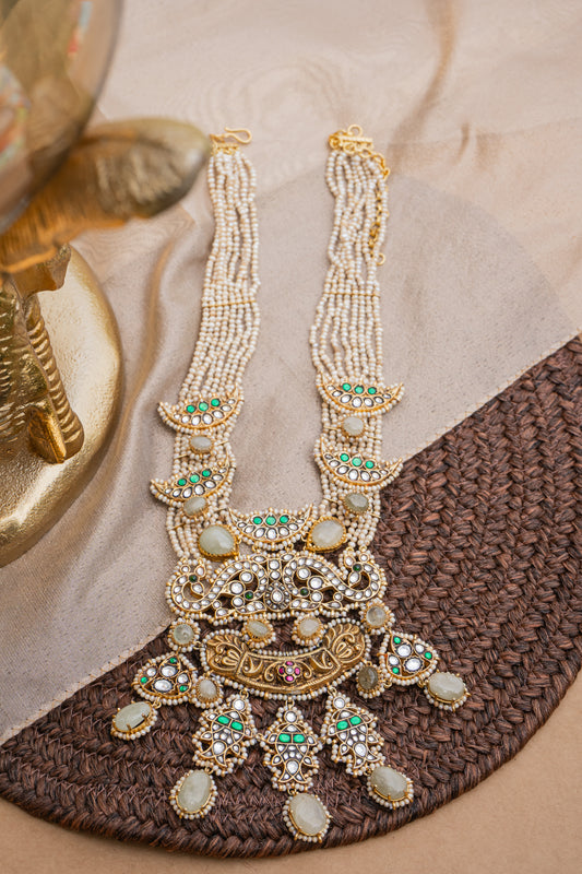 GREEN AND WHITE JADAU PENDANT STRUNG IN MOTI HAAR