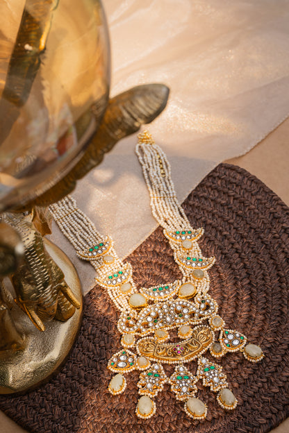 GREEN AND WHITE JADAU PENDANT STRUNG IN MOTI HAAR
