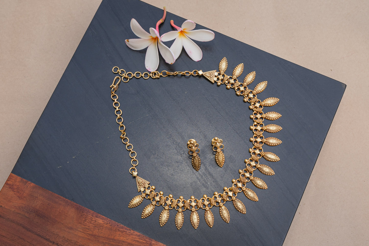 ANTIGOLD PLATED SILVER MULTILEAF NECKLACE