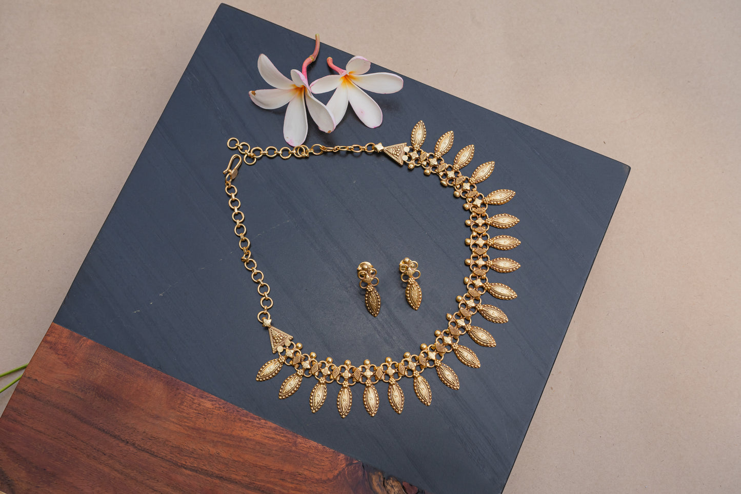 ANTIGOLD PLATED SILVER MULTILEAF NECKLACE