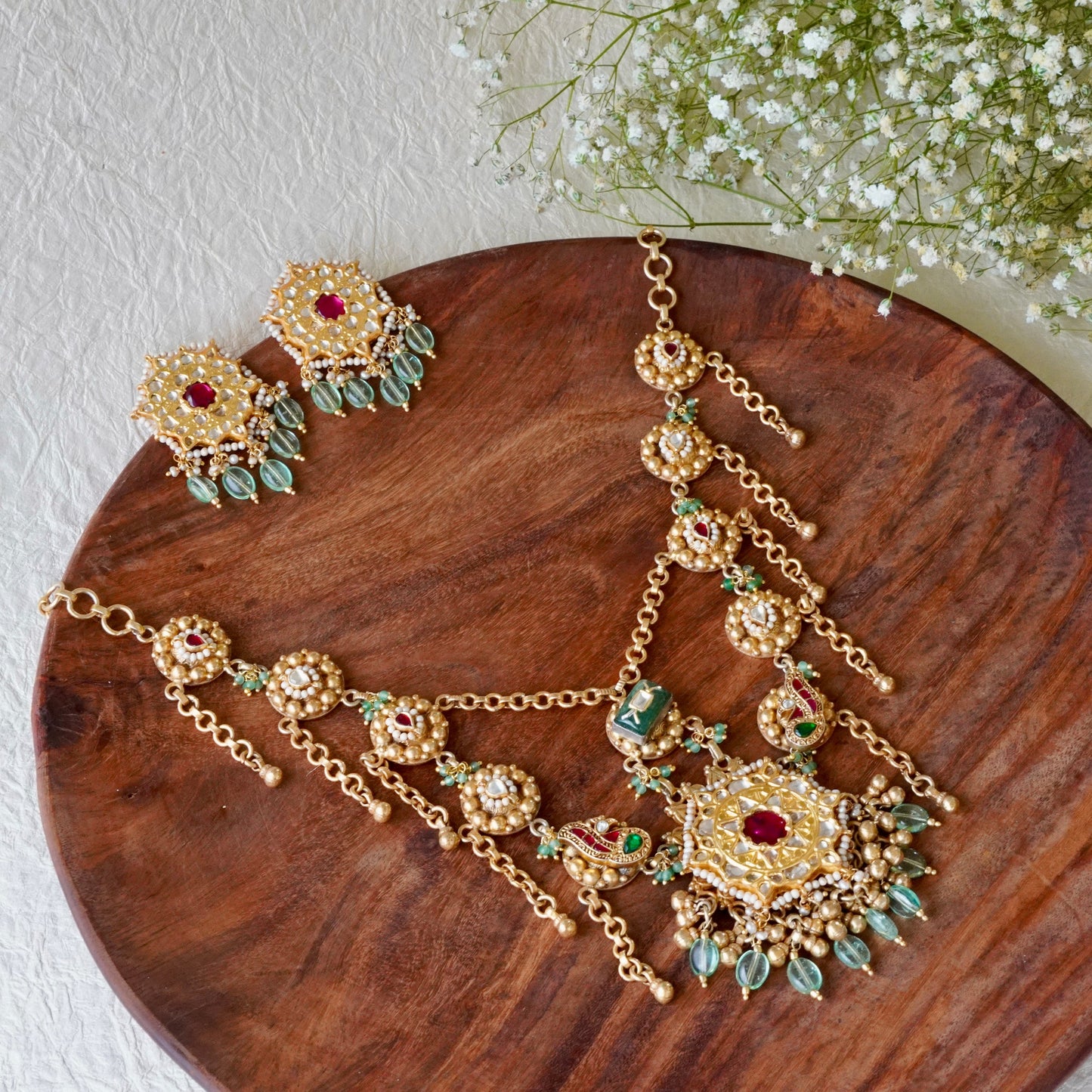 Pendant on Double Chains with Tops