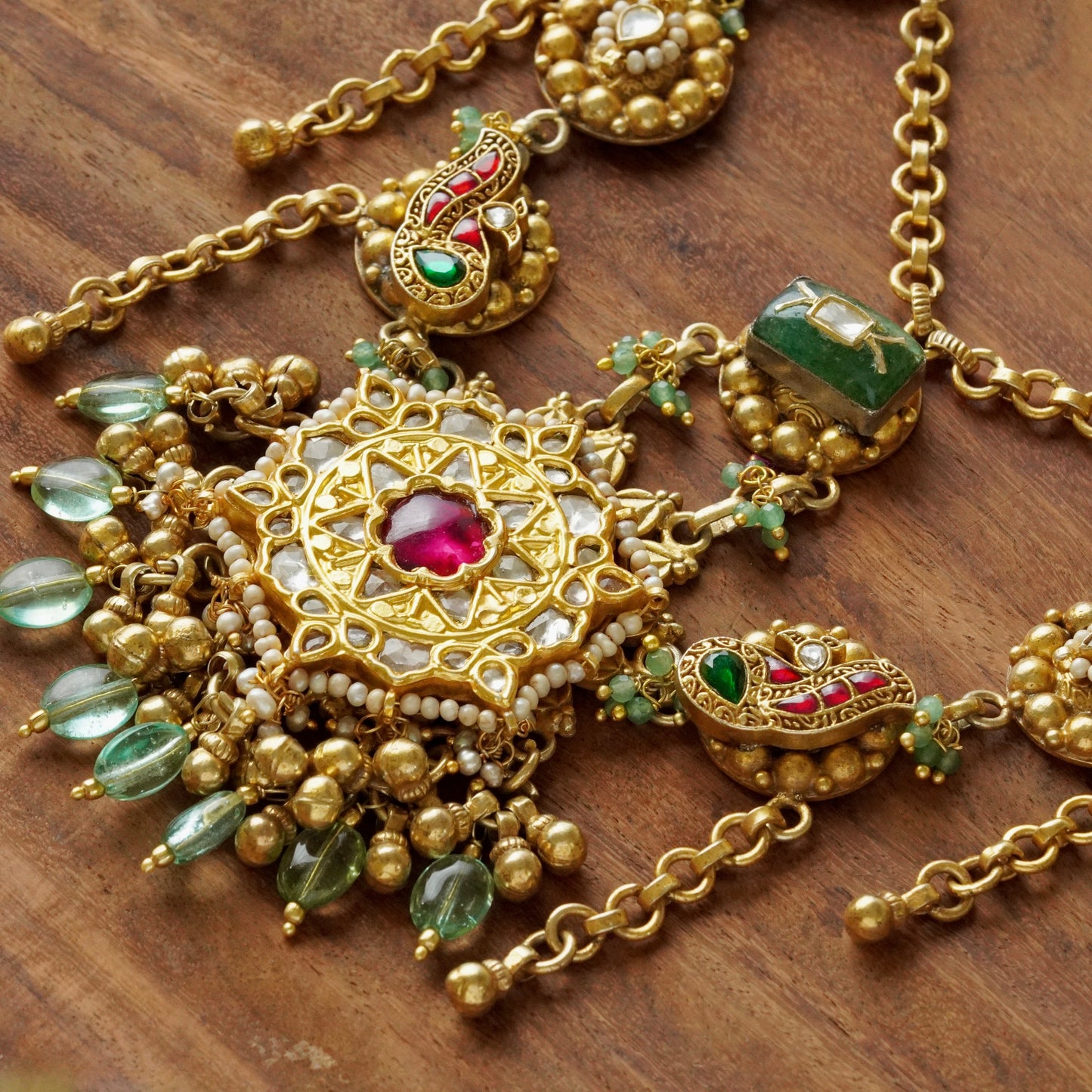Pendant on Double Chains with Tops