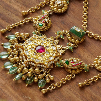 Pendant on Double Chains with Tops