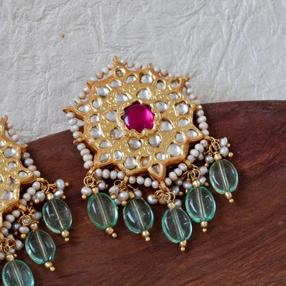 Pendant on Double Chains with Tops