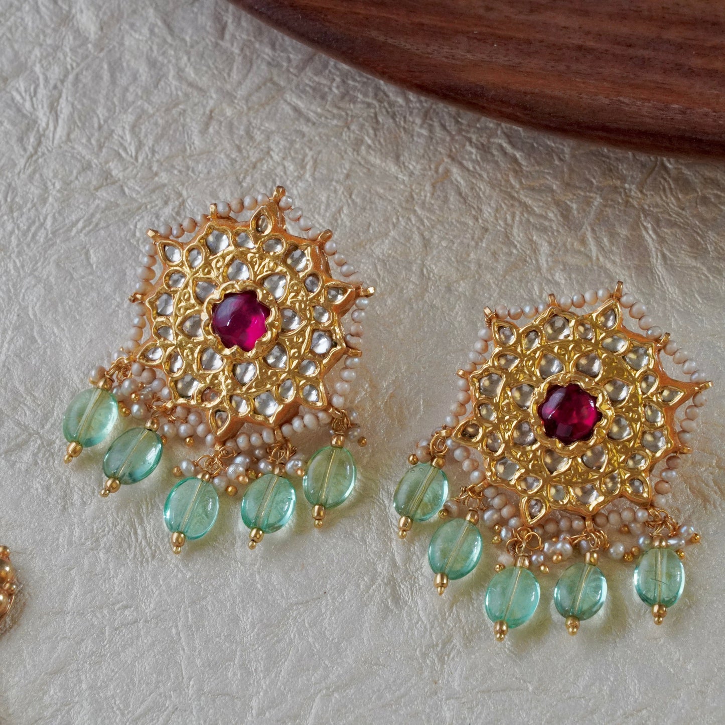 Pendant on Double Chains with Tops