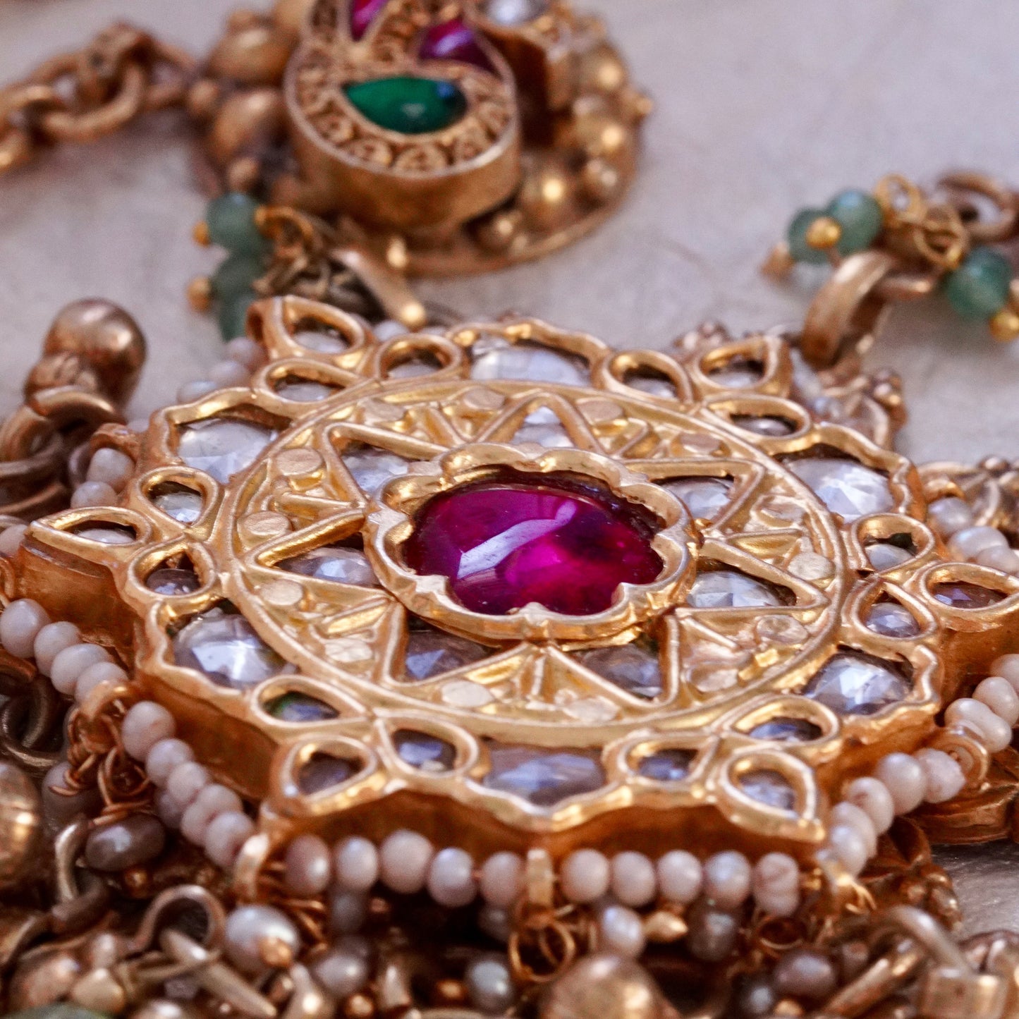 Pendant on Double Chains with Tops