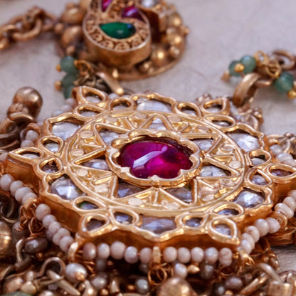 Pendant on Double Chains with Tops
